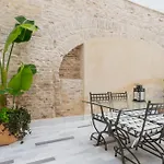 New Design - Private Patio - Gallos 3 アパート