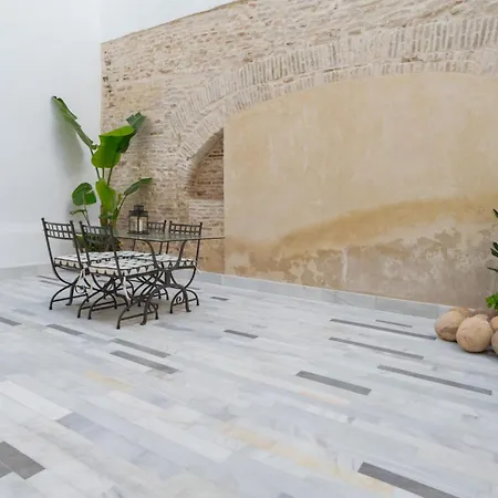 New Design - Private Patio - Gallos 3