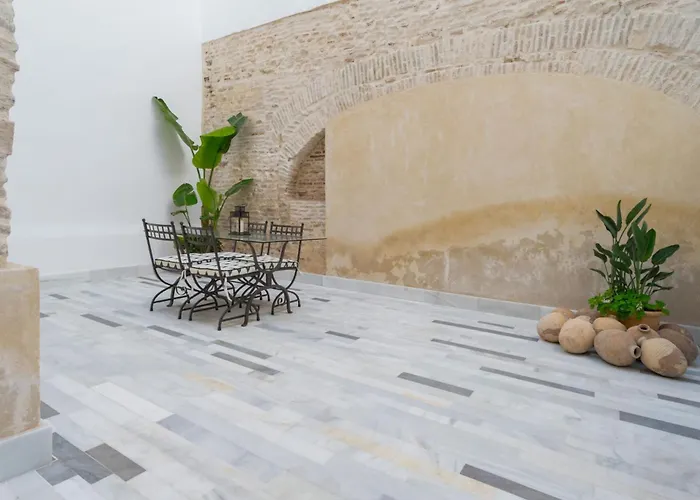 New Design - Private Patio - Gallos 3